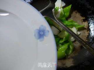 尖椒火腿肠炒茭白的做法步骤:5