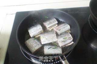 香煎带鱼的做法步骤:2