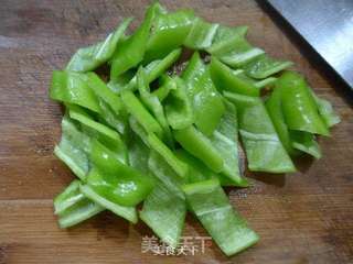 尖椒火腿肠炒茭白的做法步骤:2