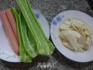 尖椒火腿肠炒茭白的做法步骤：1