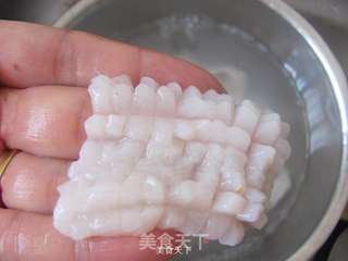 脆嫩可口---爆炒鱿鱼卷的做法步骤:3