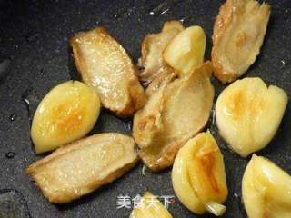 三杯鸡烧茭白笋的做法步骤:2