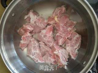 海带胡萝卜炖猪脊骨的做法步骤:2