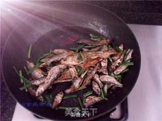 葱焗小鱼干的做法步骤:9
