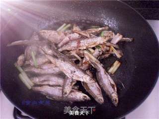 葱焗小鱼干的做法步骤:6