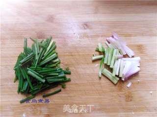 葱焗小鱼干的做法步骤:2