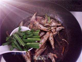 葱焗小鱼干的做法步骤:8