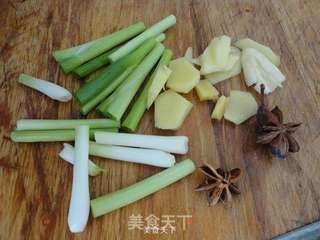 家常炖鸡翅根的做法步骤:2