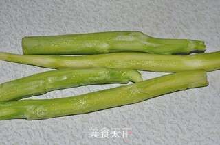芥蓝炒腊肠的做法步骤:2
