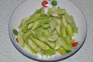 芥蓝炒腊肠的做法步骤:3
