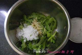 姜丝儿拌苦瓜的做法步骤:7