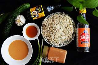 夏日不可少的一碗面【花生酱拌面】的做法步骤：1