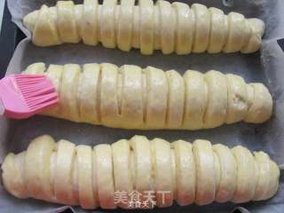 桑葚酱毛毛虫面包的做法步骤:11