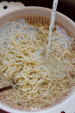 夏日不可少的一碗面【花生酱拌面】的做法步骤:3