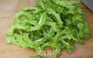 姜丝儿拌苦瓜的做法步骤:3