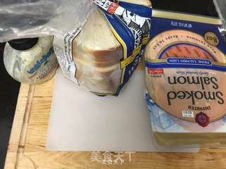 三文鱼配烤面包的做法步骤：1