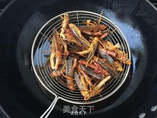 油炸蚂蚱的做法步骤:4