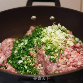 父母的味道-----香菇芹菜鲜肉饺的做法步骤:2