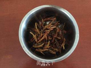 油炸蚂蚱的做法步骤:5