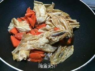 抗衰老食谱---胡萝卜炒腐竹的做法步骤:6