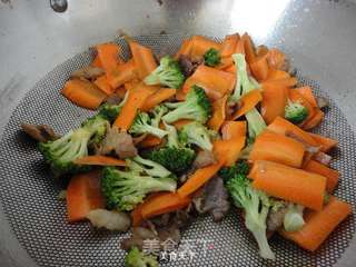 西兰花炒胡萝卜肉的做法步骤:9