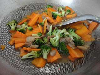 西兰花炒胡萝卜肉的做法步骤:10