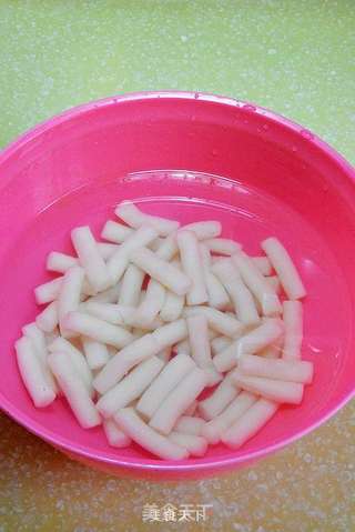 辣酱年糕的做法步骤:2