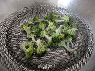 西兰花炒胡萝卜肉的做法步骤:5