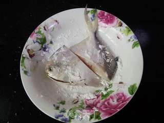 蒜子红烧小鲳鱼的做法步骤:2