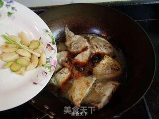蒜子红烧小鲳鱼的做法步骤:8