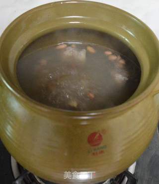 花生骨头墨鱼汤的做法步骤:6