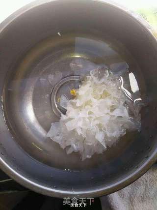 芙蓉出水（银耳荔枝糖水）的做法步骤：1
