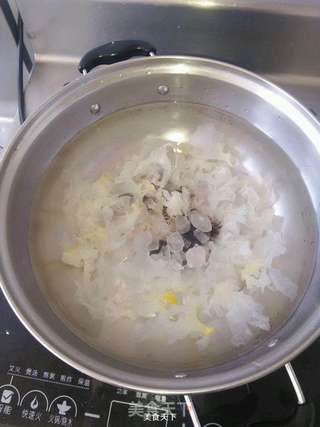 芙蓉出水（银耳荔枝糖水）的做法步骤：3