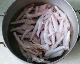 泡椒凤爪的做法步骤:2