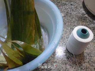花生米红豆糯米粽的做法步骤:2