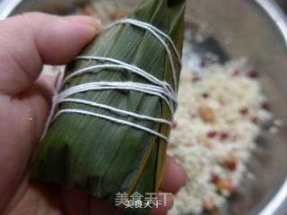 花生米红豆糯米粽的做法步骤:8