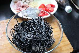 “黑暗料理”--意式墨鱼面的做法步骤:3