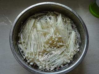 蒜蓉粉丝金针菇的做法步骤:2