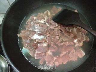 饭店美味在家做-蒜子玉米煲牛肉的做法步骤:2