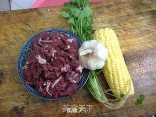 饭店美味在家做-蒜子玉米煲牛肉的做法步骤：1