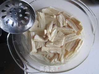 凉拌腐竹木耳的做法步骤:4