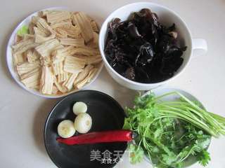 凉拌腐竹木耳的做法步骤:2