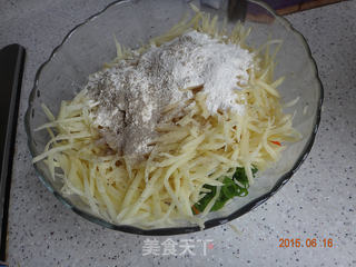 廉价的土豆可口味道的土豆饼的做法步骤:2