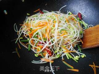 豆芽炒粉条的做法步骤:8