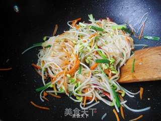 豆芽炒粉条的做法步骤:9