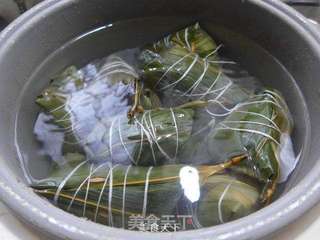 花生米酱肉糯米粽的做法步骤:12