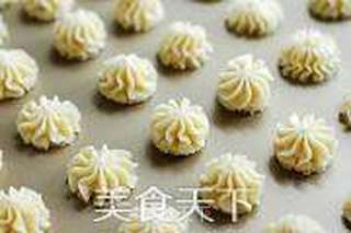 杏仁牛油小花曲奇的做法步骤:7