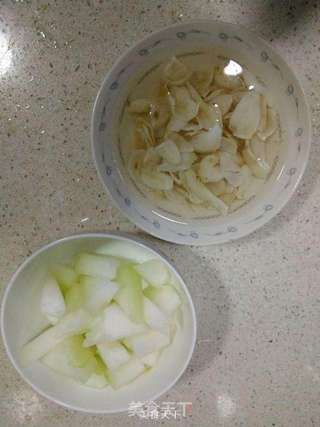 百合干贝冬瓜汤的做法步骤:2