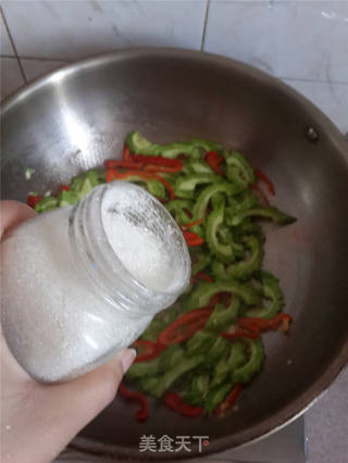 红椒炒苦瓜的做法步骤:6