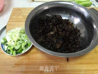 木耳炒菜花的做法步骤:2